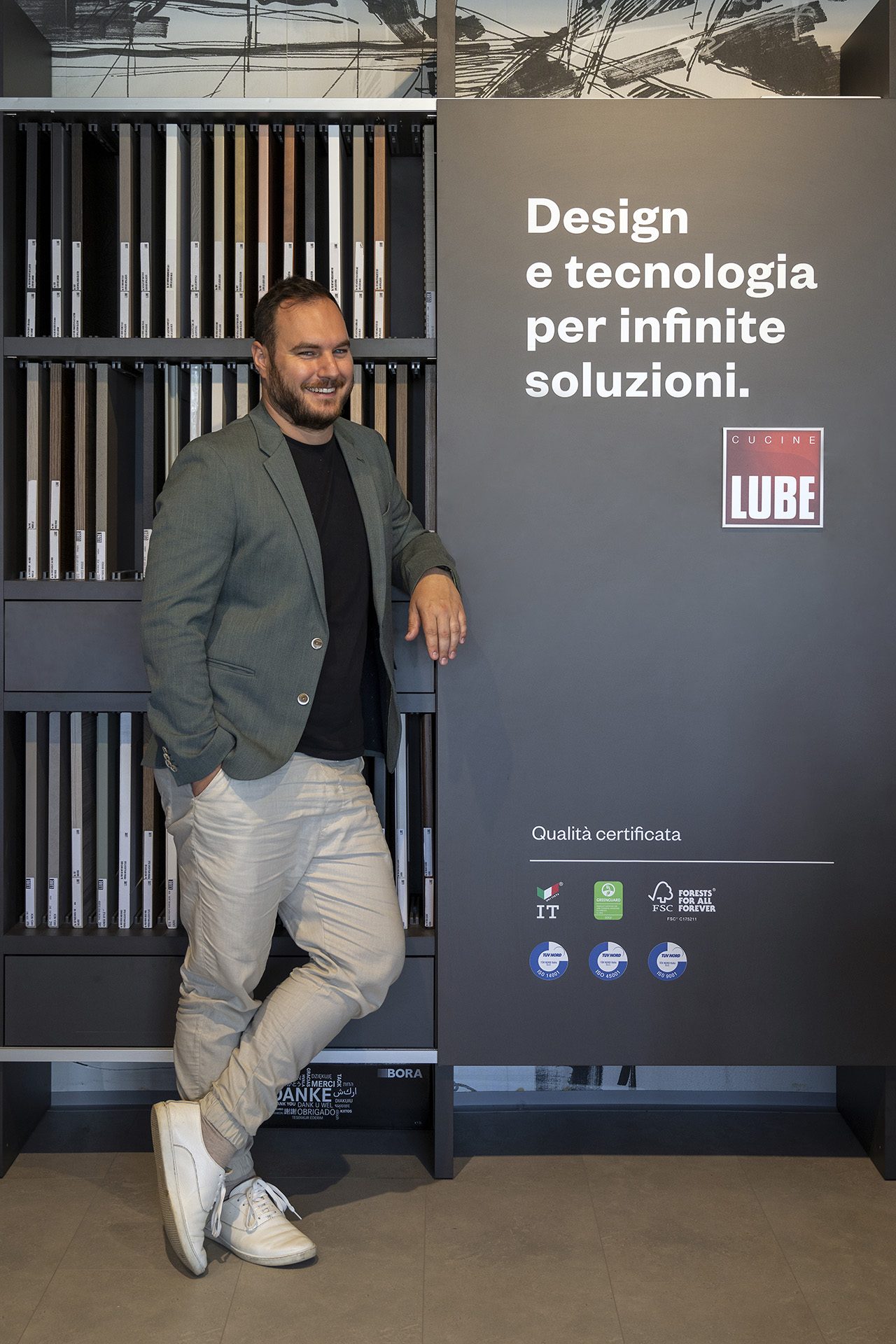 Karel Vrzáček, jednatel studia ArteLusso, u vzorníku materiálů Cucine LUBE